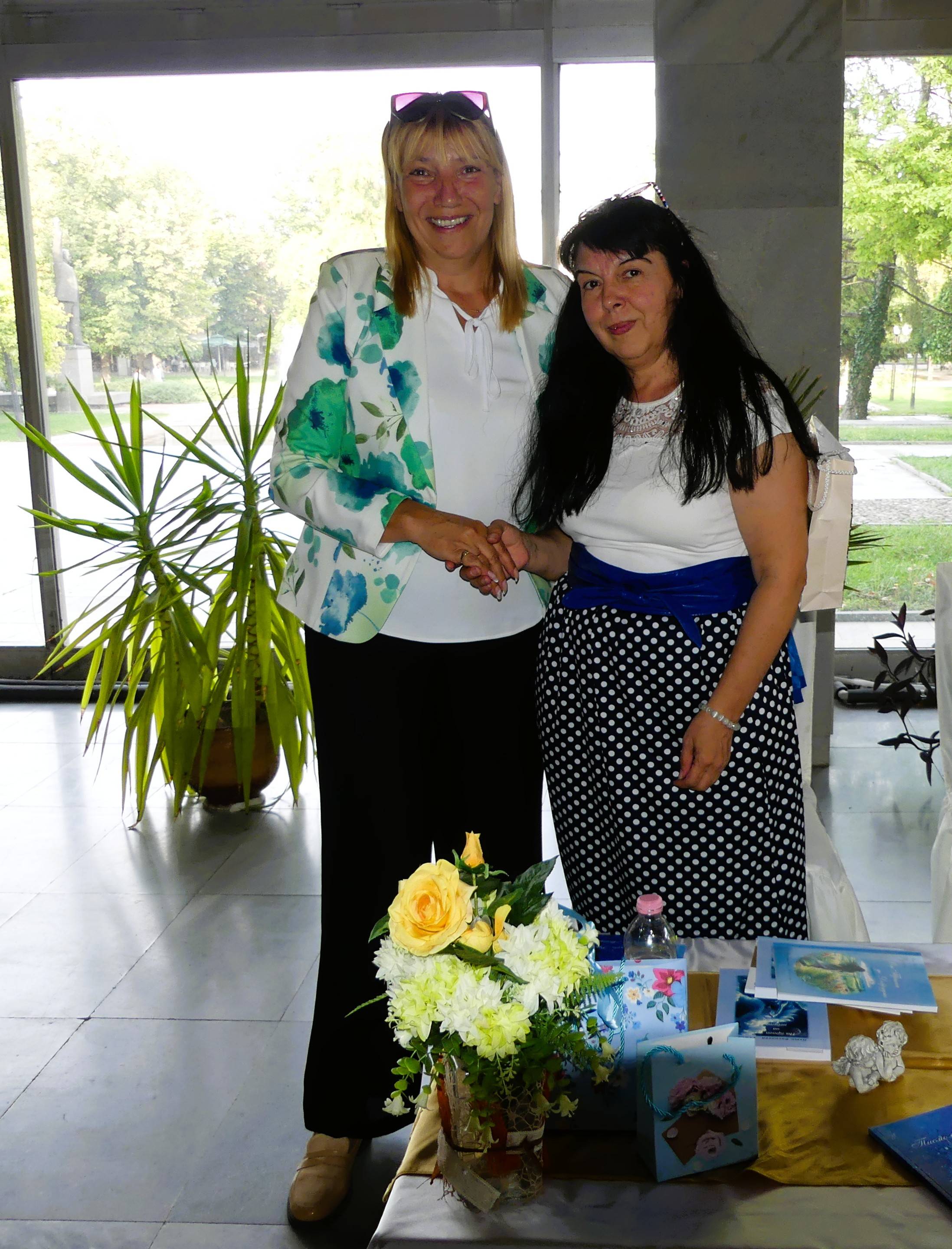  Петя Василева и кметът Галя Захариева 